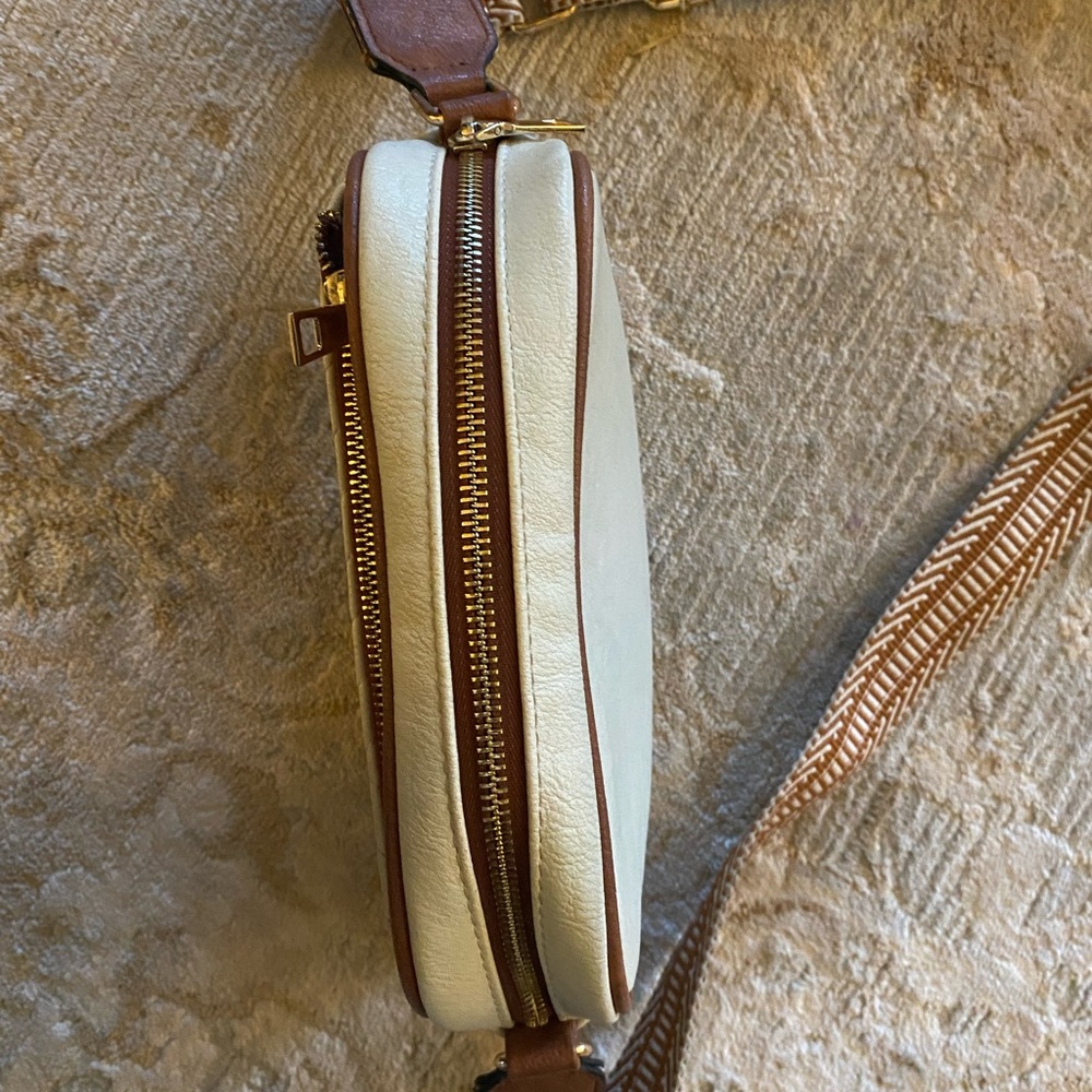 Chic Quilted Crossbody Bag in Cream and Brown - Picture 3 of 3